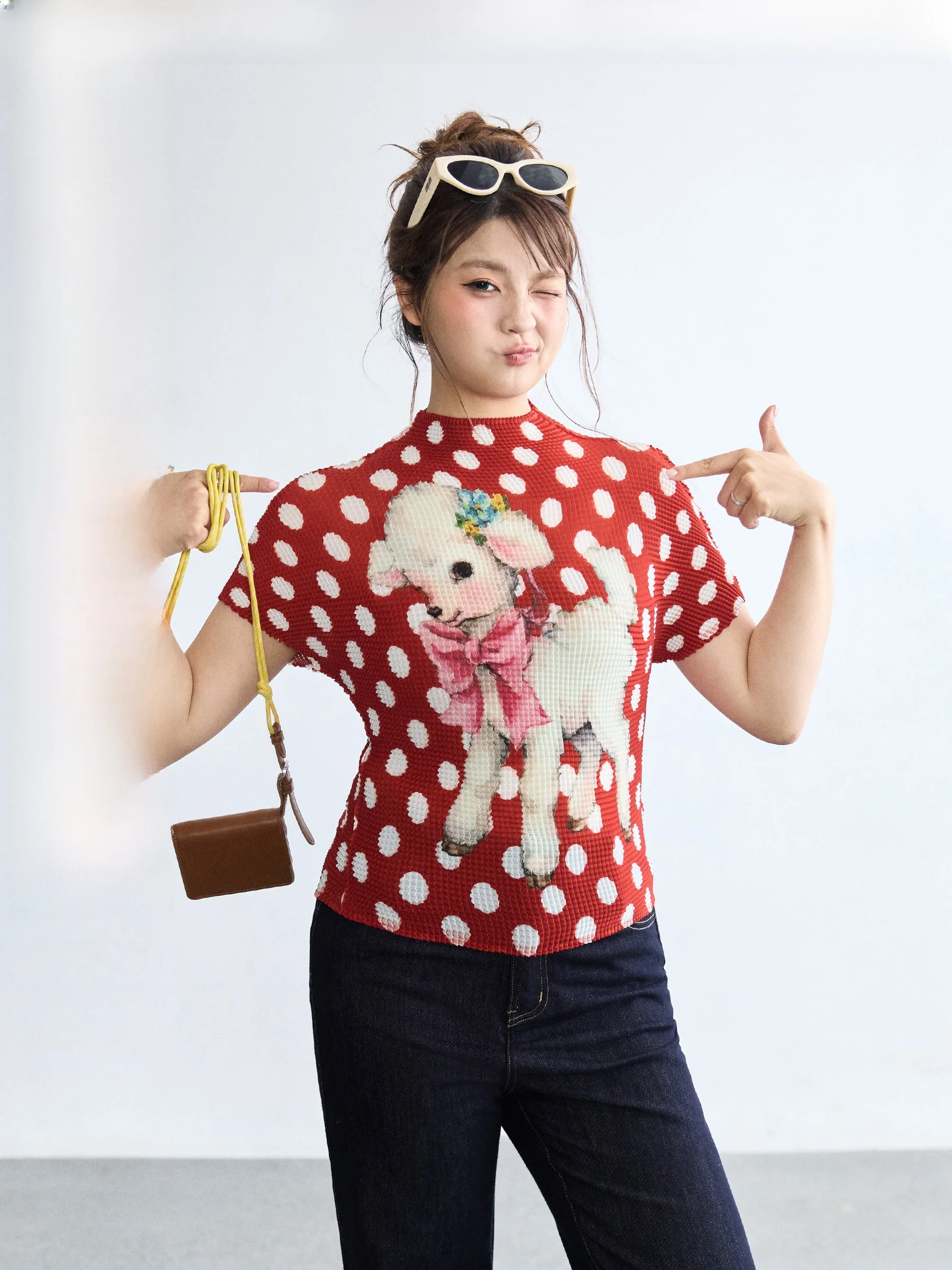 ドット柄のカジュアルTシャツ：リバーシブルデザインで季節を越える着用法