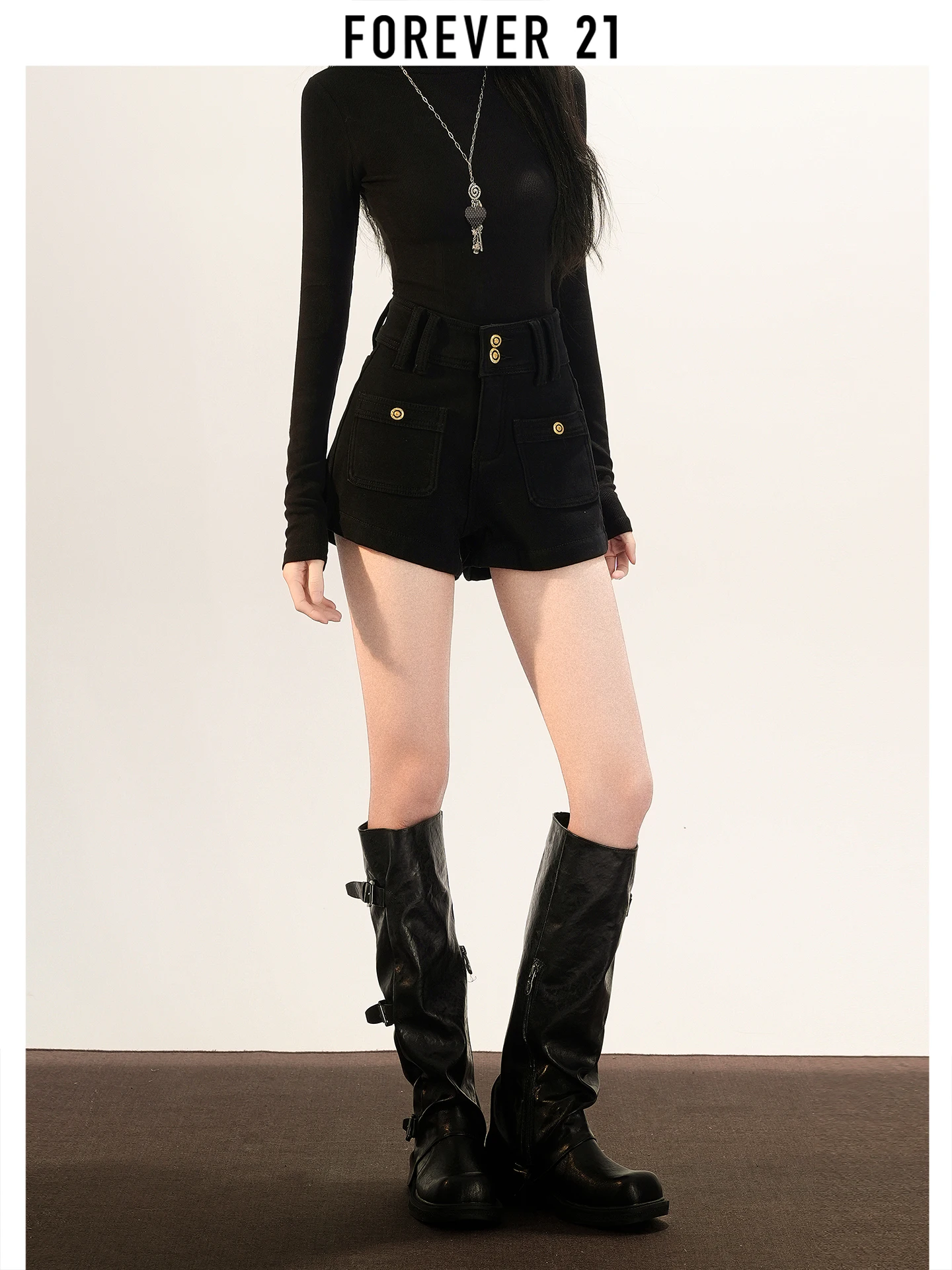 地雷系ファッション レディースの定義と高級感あるブラックハイウエストブーツカットショートパンツの実用性