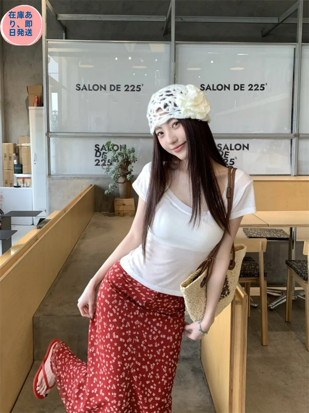 デザイン性のある白いショルダー短袖Tシャツとレトロフラワースカートのコーディネートとは