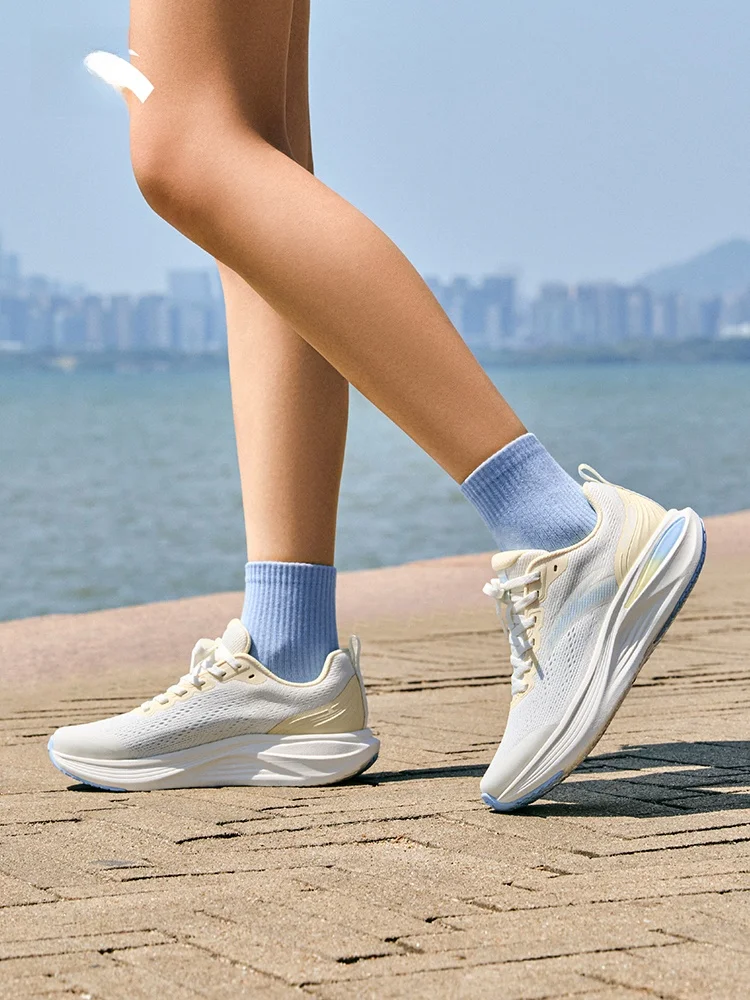 女性用通気性抜群のランニングシューズ：柔らかいソールと夏用設計の実用性