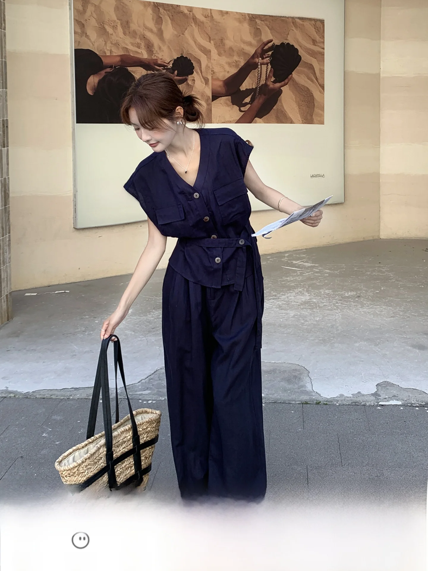 ワイドパンツとシャツインのバランスを取るには？今夏の最適な着こなしを解き明かす