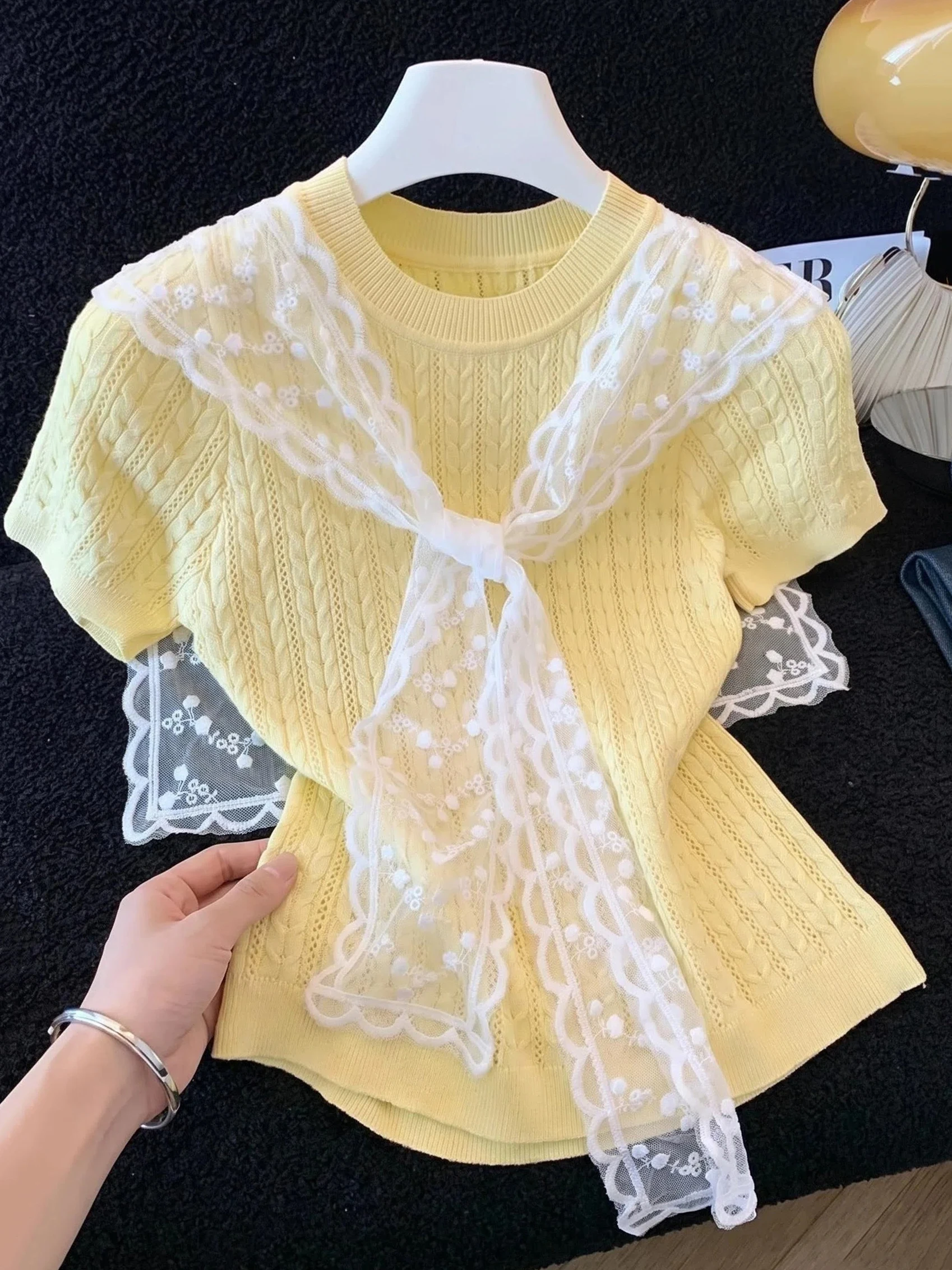 光沢感のあるクリーム色アイスシルクTシャツ：レディースフィットカーディガン付きの着用感と季節性