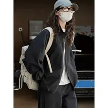 秋向けアウトドアスタイルの立襟スポーツジャケット【薄手・フィット・無地】