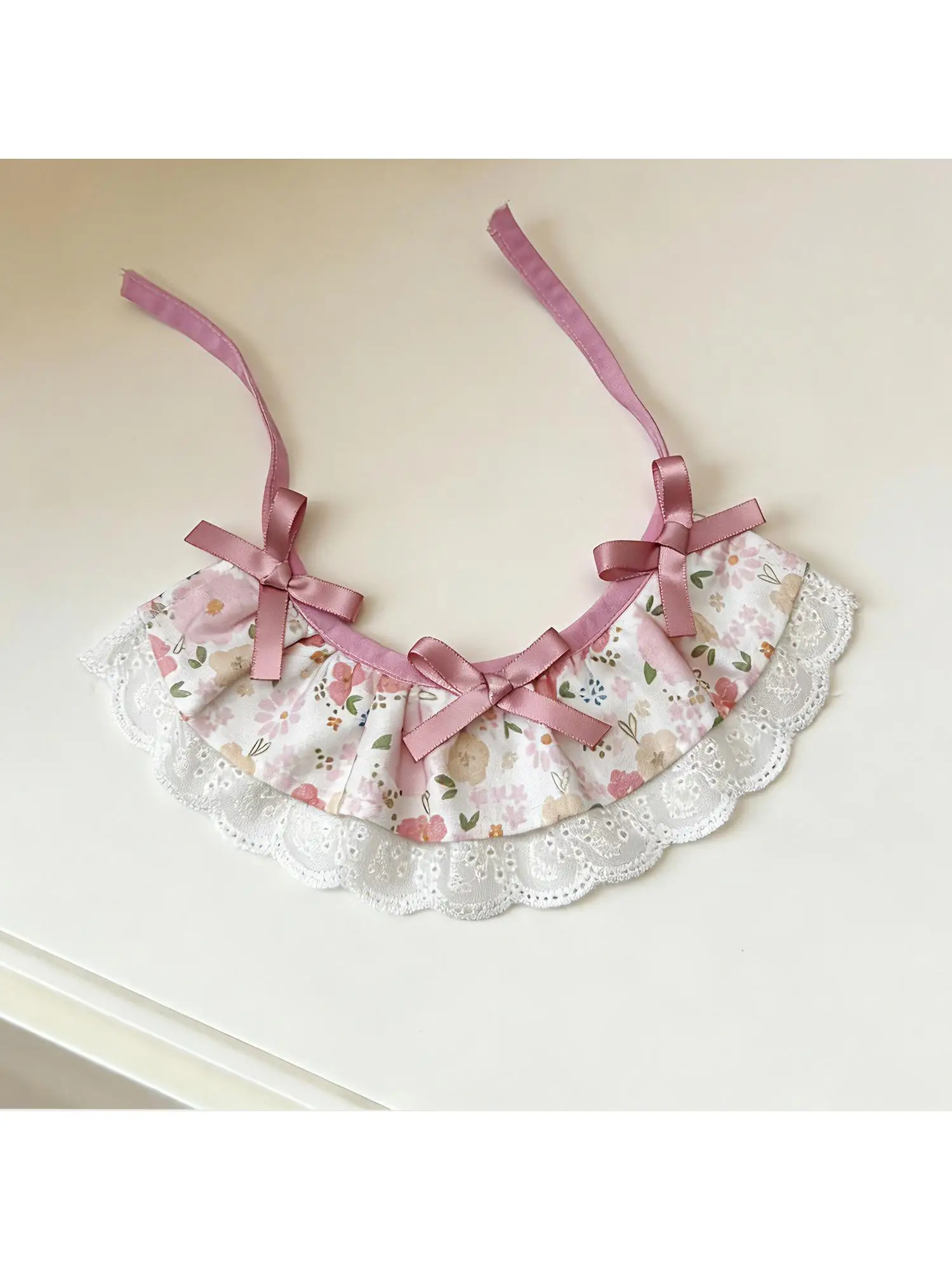 フラワープリントのペット用エプロン：かわいいデザインと実用性のバランスを実証