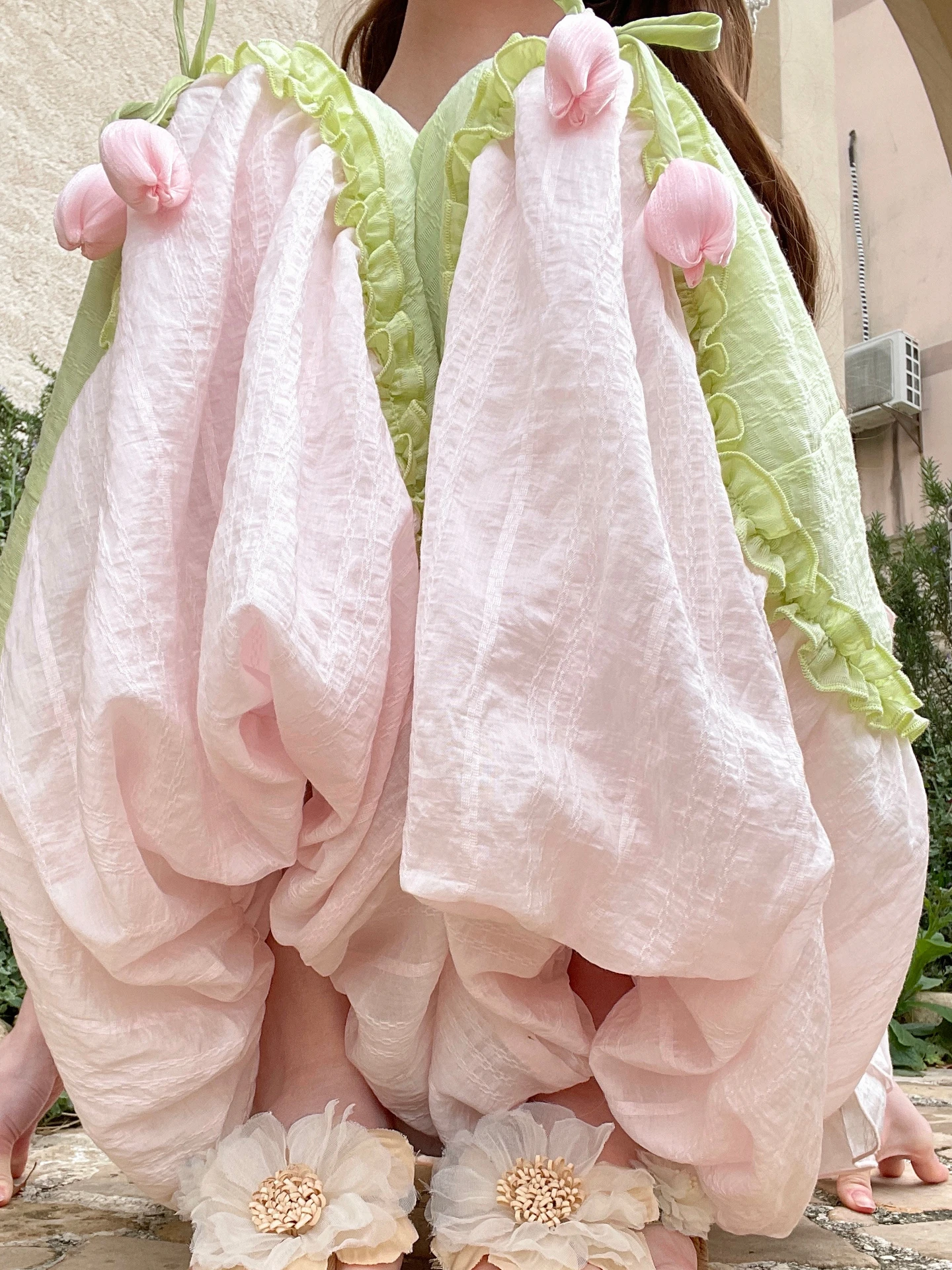 白いパンツに透けない色を選ぶには？甘美なチューリップデザインが解決する夏の悩み
