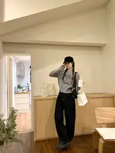 蝶柄デザインのラウンドネックニットトップス【春用・女性・フィット感・スタイル】
