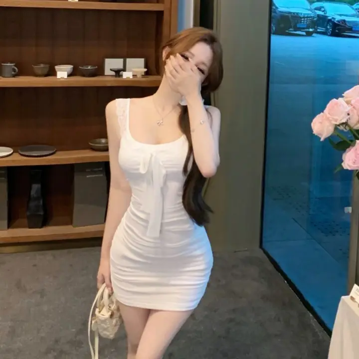 魅力的なフィット感の白いタイトストラップワンピース【秋用・レーストリム・ウエストマーク】