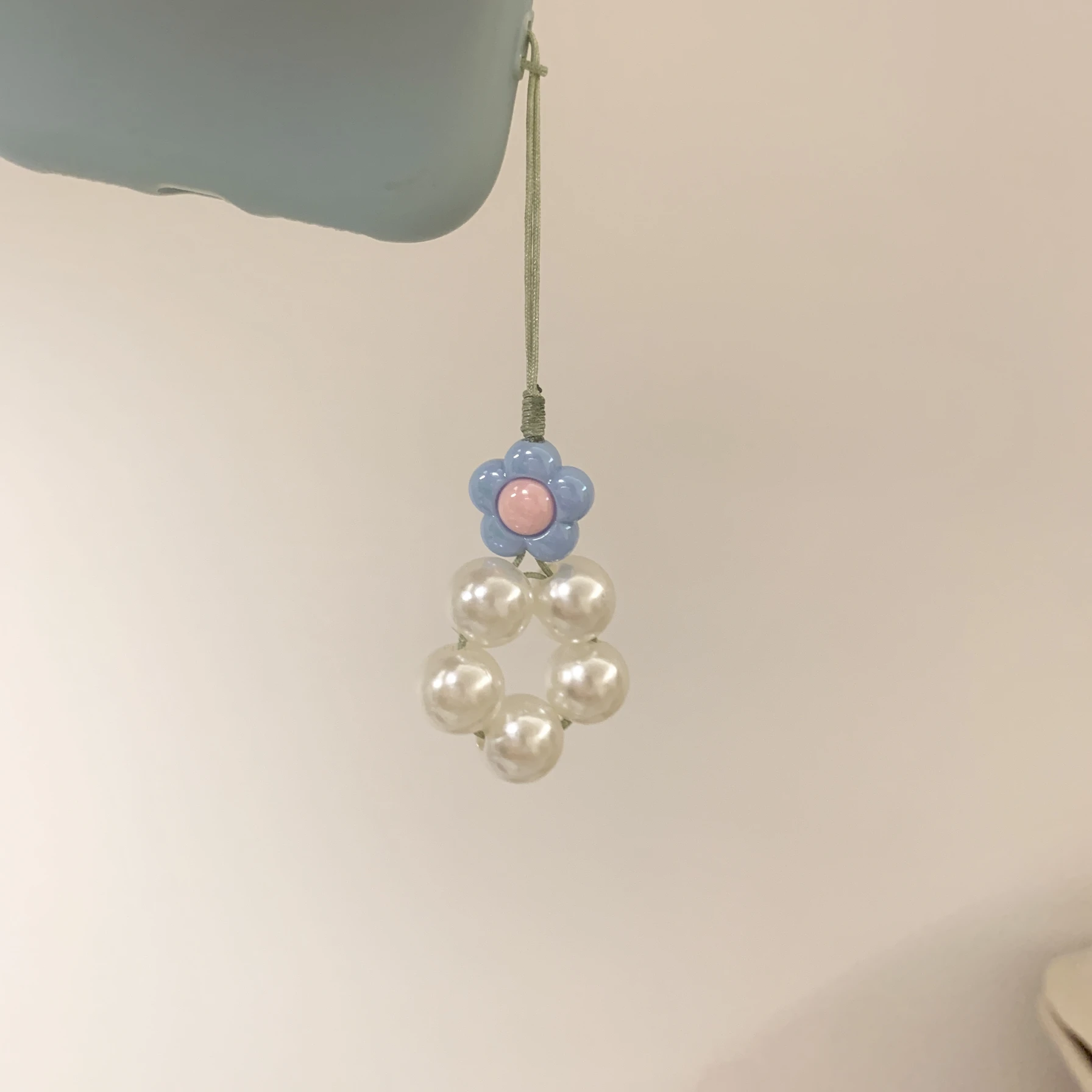 可愛い花モチーフのミニスマホストラップ：多色展開で日常のアクセントを創出