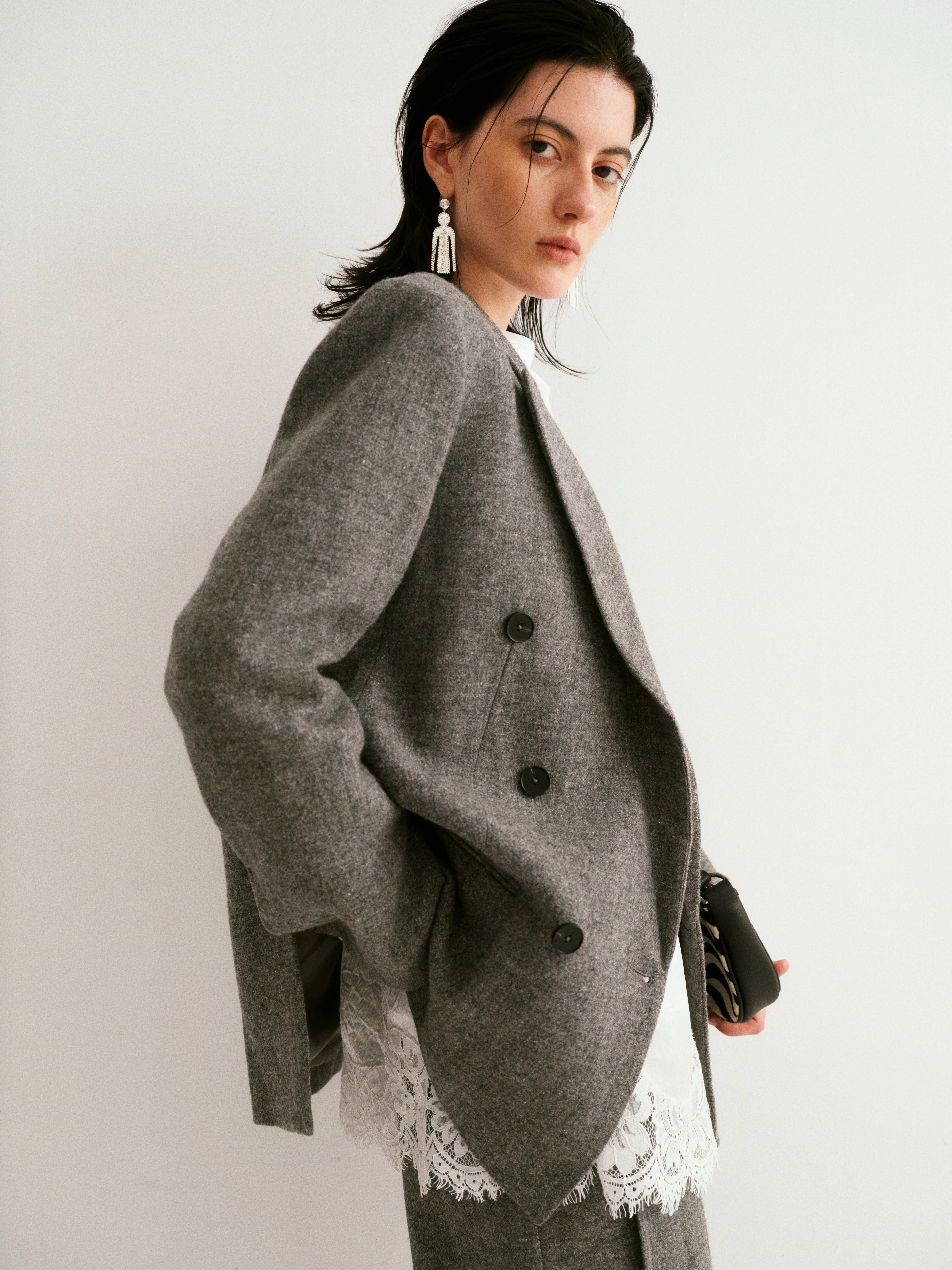 高級感あるグレーのウールダブルブレストジャケットとワイドパンツセット：富裕層向けファッションの定義と実際の着用シーン