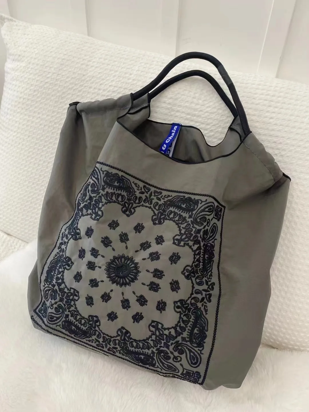 ボールチェーン付きカジュアル花刺繍ナイロンショッピングバッグ【エコ・トートタイプ・手提げ・肩掛け可】