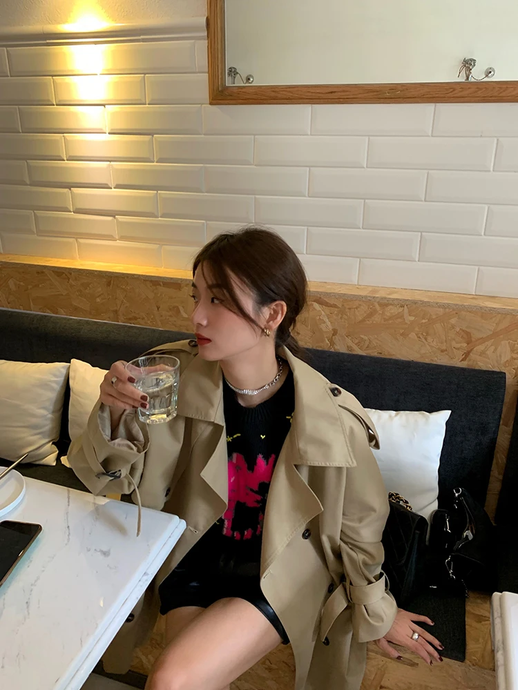 大人可愛いの本質と  は？トレンチコートで解く自然な美しさのガイド