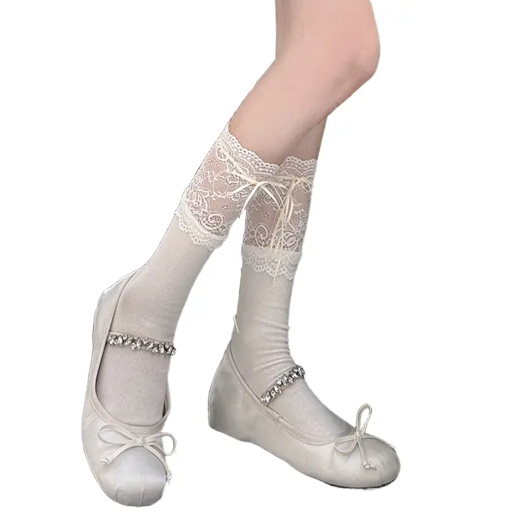 白い甘い日本のレースの女の子のふくらはぎソックス