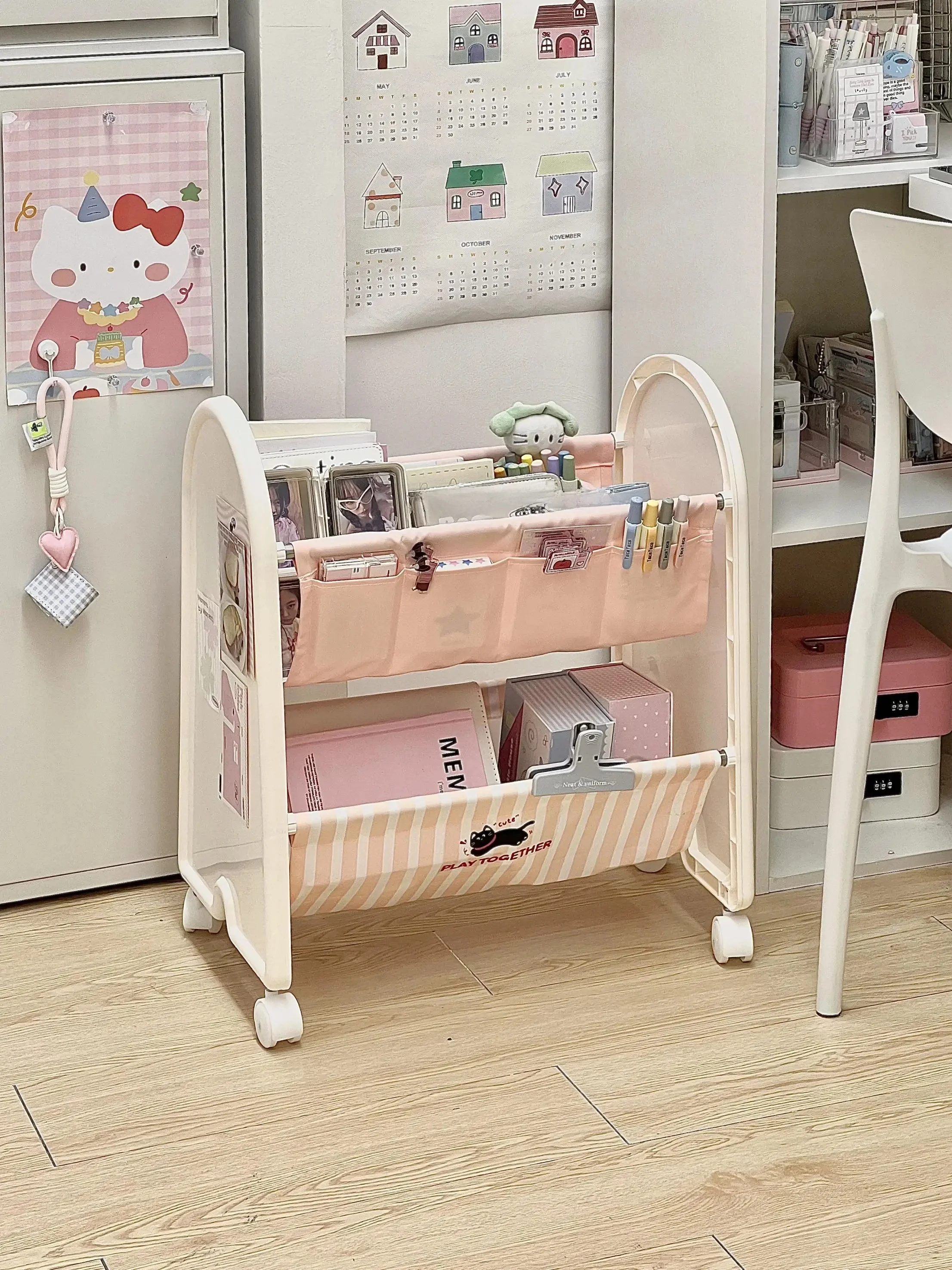 デスク下移動式キャリー：子供部屋の収納配置に最適な多層ラックの実用性解析
