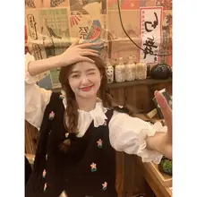 フランス風のぬいぐるみ襟とフレアスリーブの白い長袖シャツ
