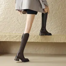 新作 高めヒールのロングブーツ【後ろジッパー・Vカット・スリムデザイン】