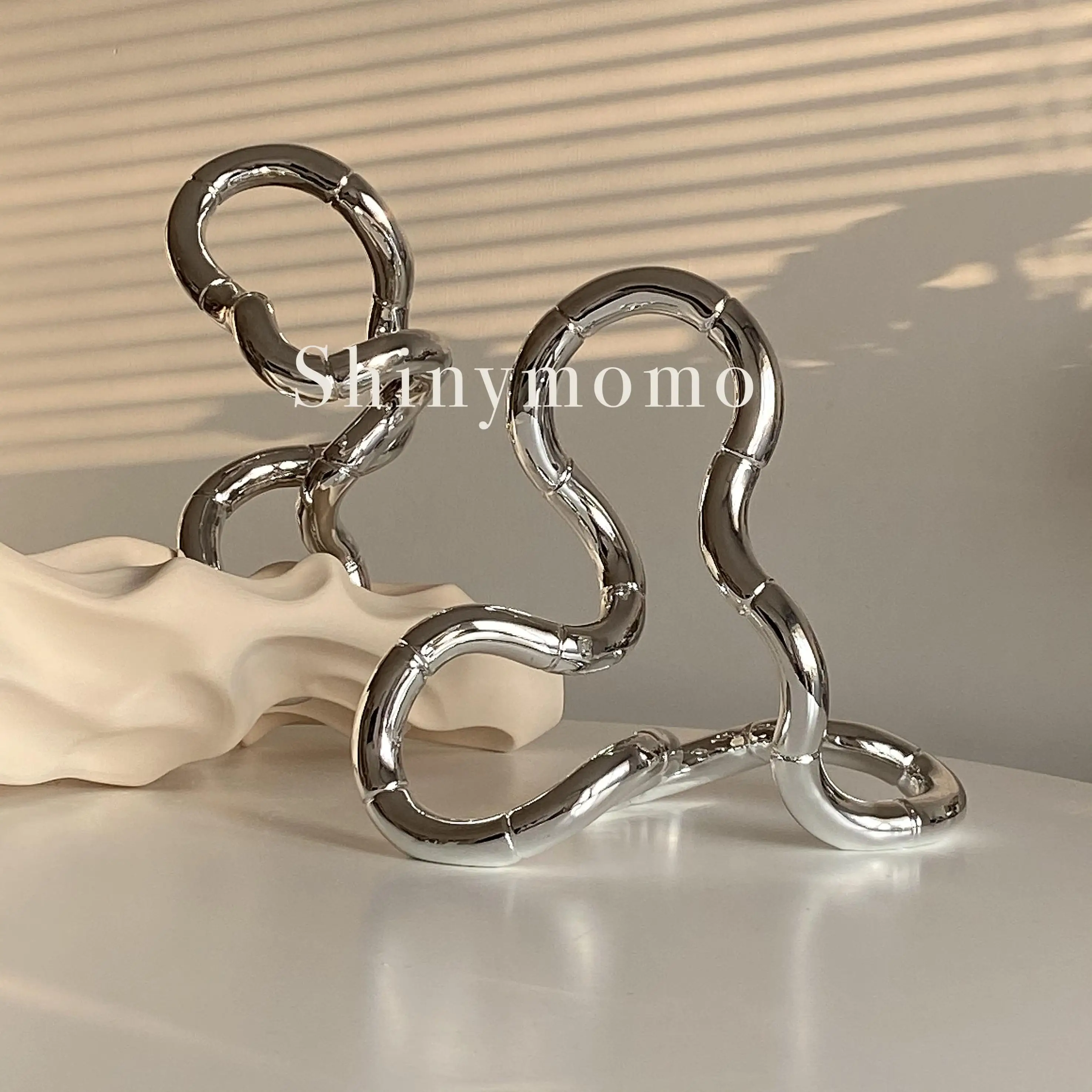 Shinymomo 自作のレトロ抽象アート彫刻オブジェ：3Dオブジェクト・美術道具としての実用性と空間適応性