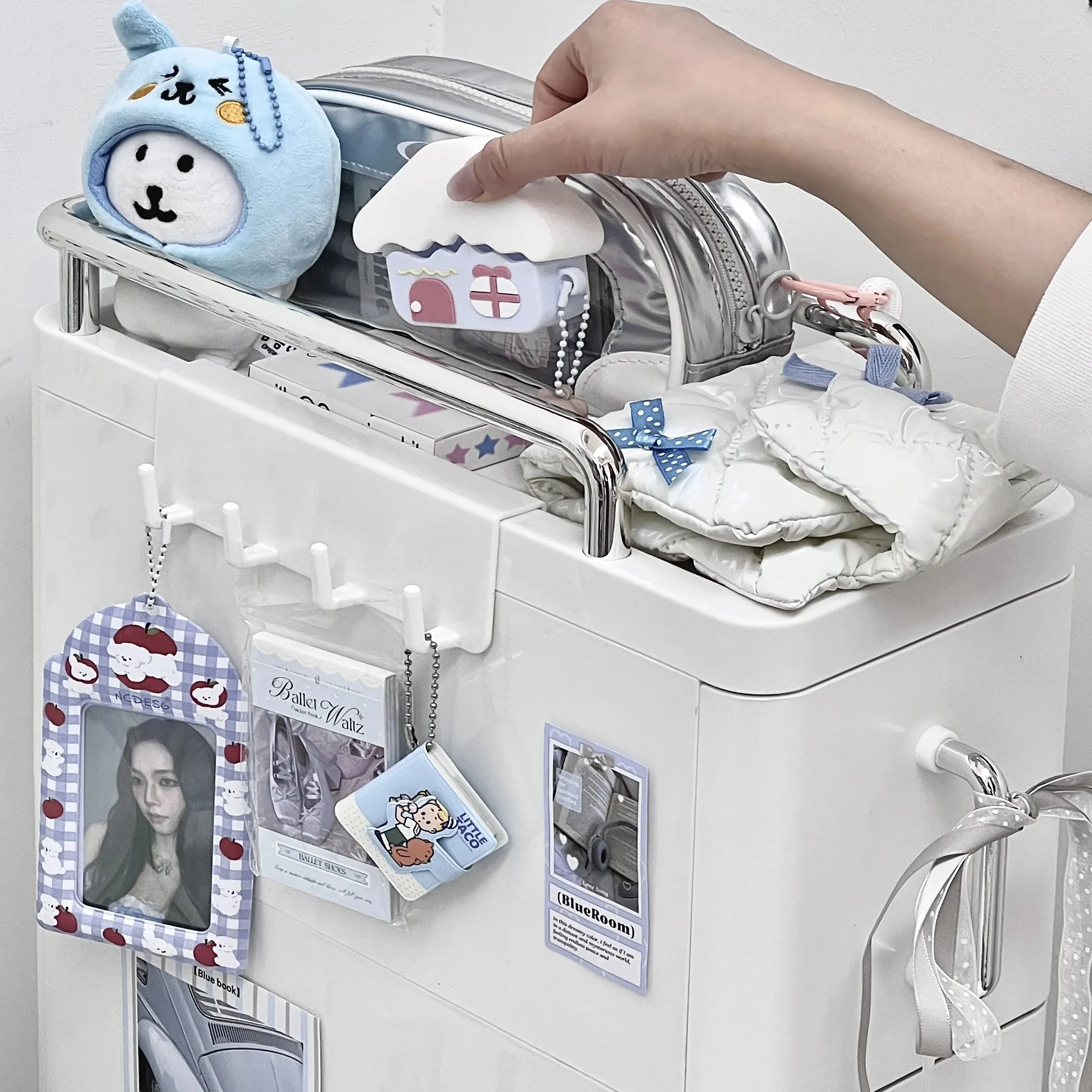 デスク上引き出し式文具収納キャビネット：ホワイトスリムデザインで効率的な文具整理を実現