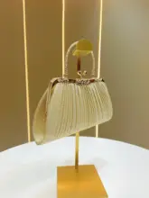 華やかさを添える！ビジュー付きクラッチバッグ【パーティーやフォーマルなシーンに最適】