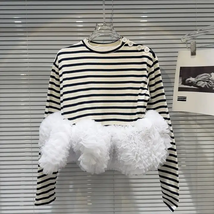 個性的なブラック＆ホワイトストライプのフリルチュニックTシャツ【長袖・メッシュスカート付き】