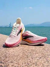 専門的なクッション技術を搭載したランニングシューズ【男性用・夏季対応・軽量デザイン】