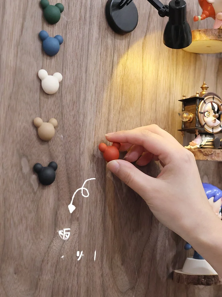 ビンテージ風の壁掛けアートとダイカットボード：DIYで作る立体構成作品の実用性とデザイン性