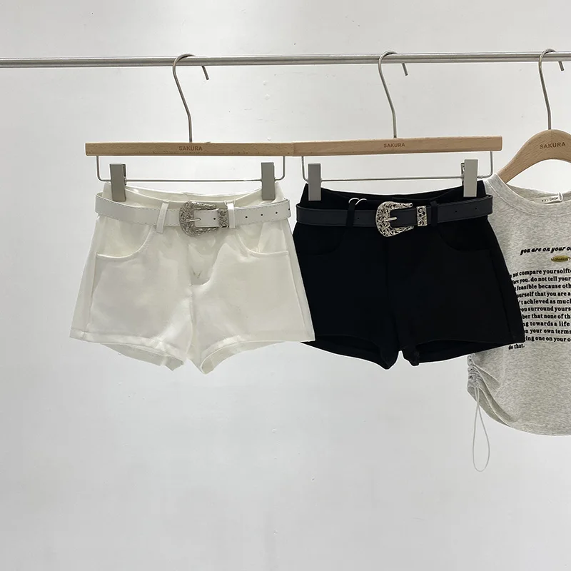 春の白いパンツは、どう選ぶべきか？通勤からデートまで使える1つの答え