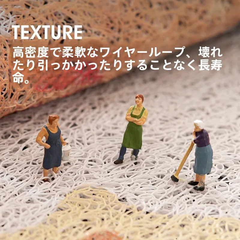 バウハウスデザインの青い玄関マット【シザー状・ヴィンテージスタイル】：中古風の高弾性ワイヤーループが実際の門厅でどう活用されるか