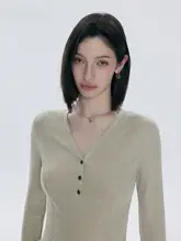 薄手リブニットVネック長袖Tシャツ【女性用・スリムフィット・ヘンリー衿】