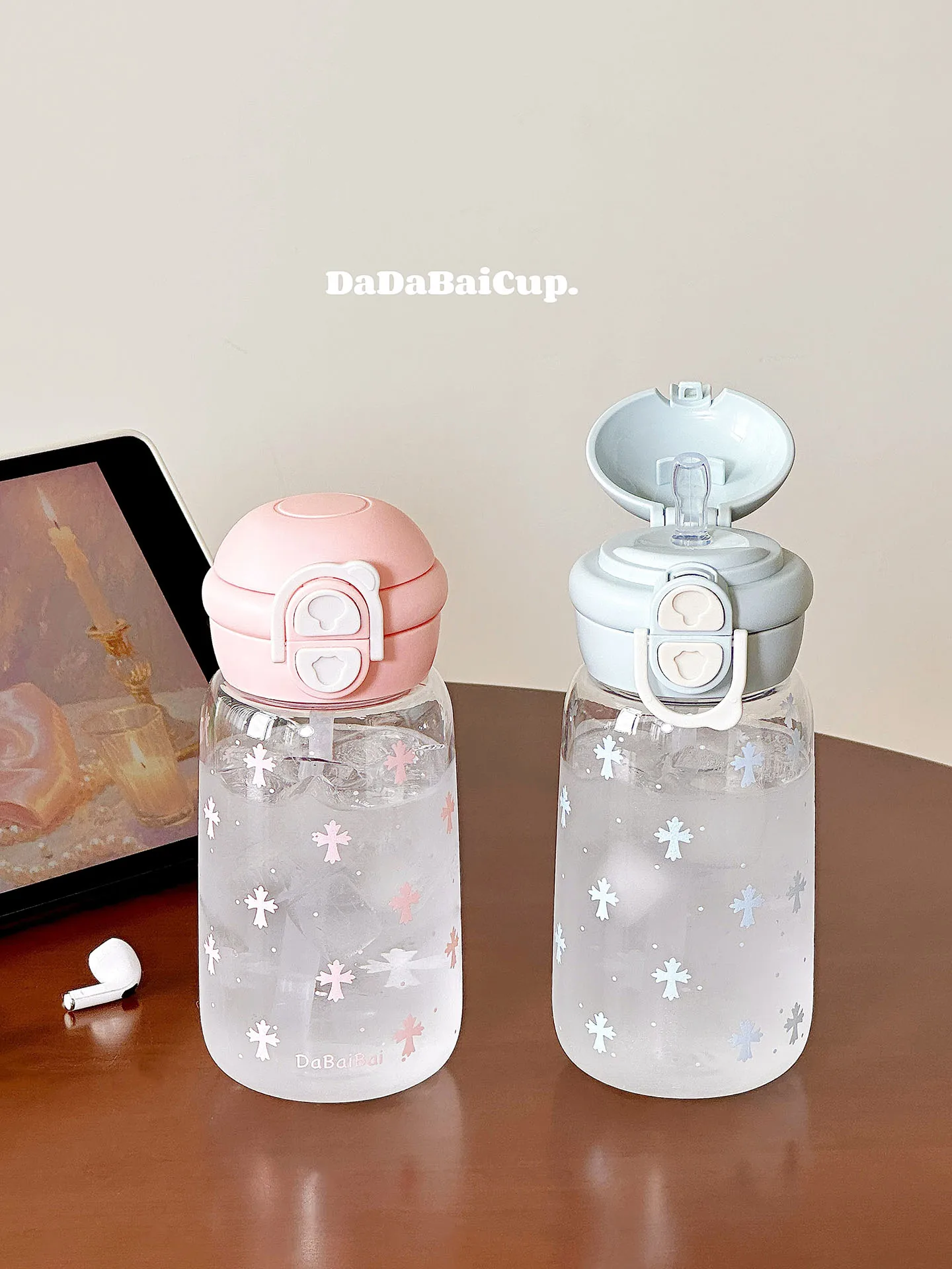 可愛いドット柄のプラスチック水筒：子供向け大容量モデルの実用性と使い勝手