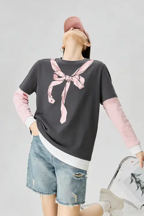 グレーとピンクのバイカラーリボンプリント長袖Tシャツ【デザイン性あり・スリムフィット】