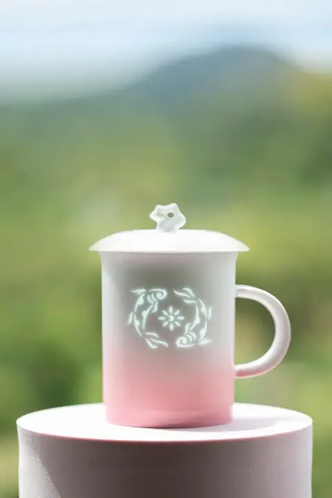 幸運の鯉デザイン 陶製オフィス用カップ【フタ付き・ペアカップ・ギフト用】