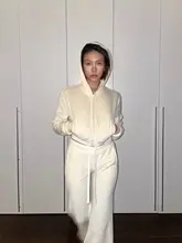 流行色のレトロ風ベロアショートパーカーとローウエストフレアパンツ（セットアップ対応）