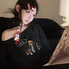 黒いダックスフントプリントのオフショルダースウェットシャツ【ゆったりシルエット・斜め肩デザイン・女性用】
