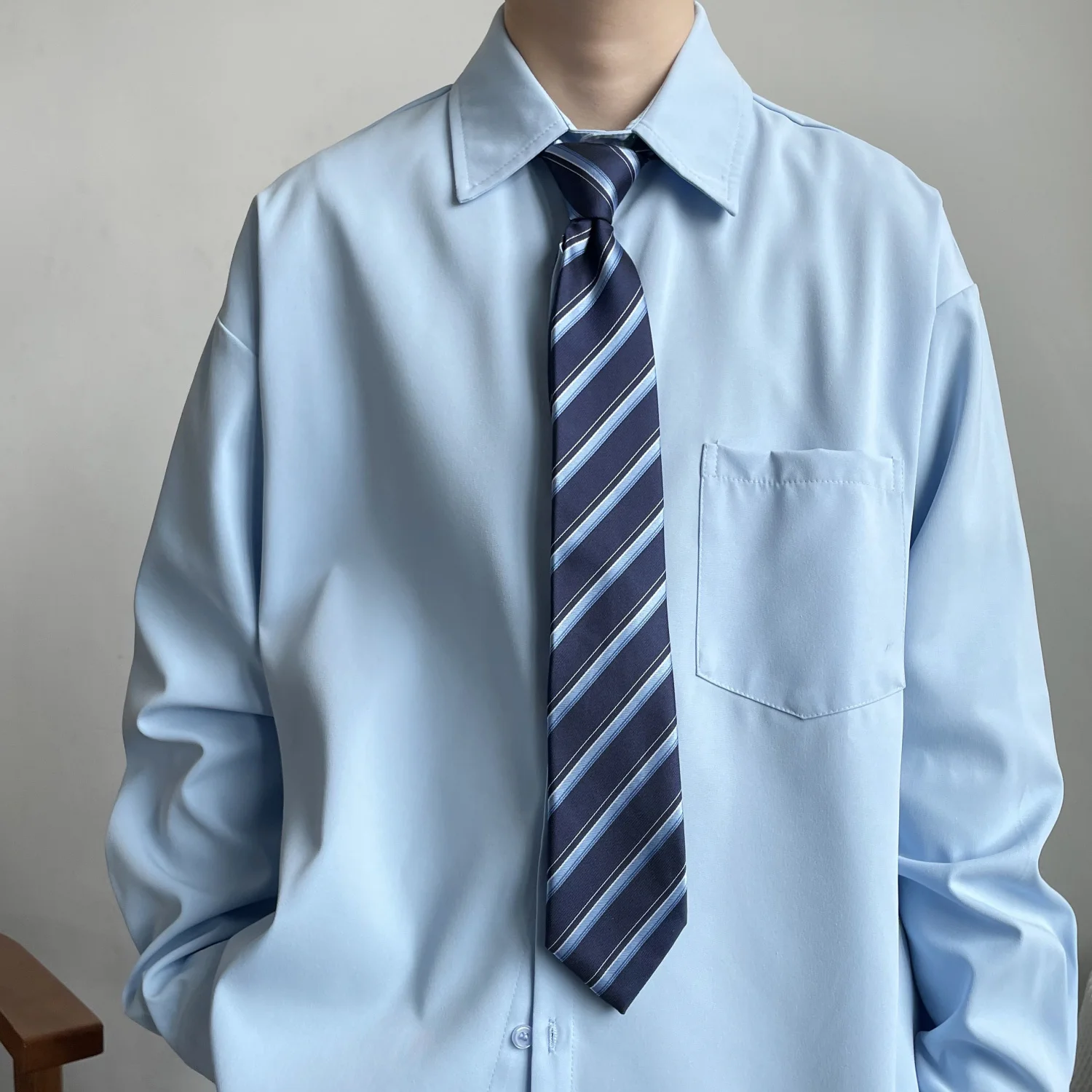 カジュアルルーズ DK制服風長袖シャツ：キャンパスおしゃれ大学の学生向けファッション選定に役立つアイテム