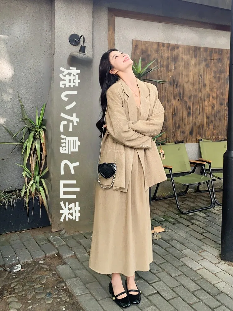 20代前半の女性が今、選ぶべき「ジャケットとスカートのコーデ」は？