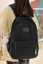 シンプルなデザインの黒いリュックサック【大容量・女子学生用】