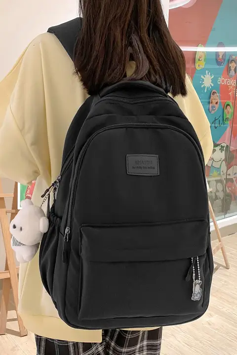 シンプルなデザインの黒いリュックサック【大容量・女子学生用】