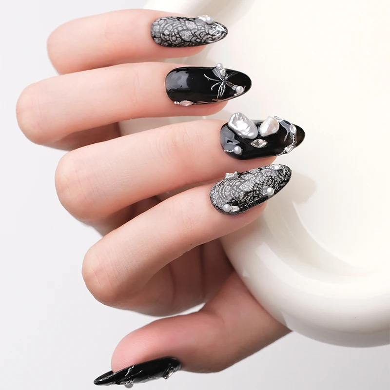 ゴシック調の金彩バタフライ彫刻ネイルアート：春季新作のデザインと実用性を解説
