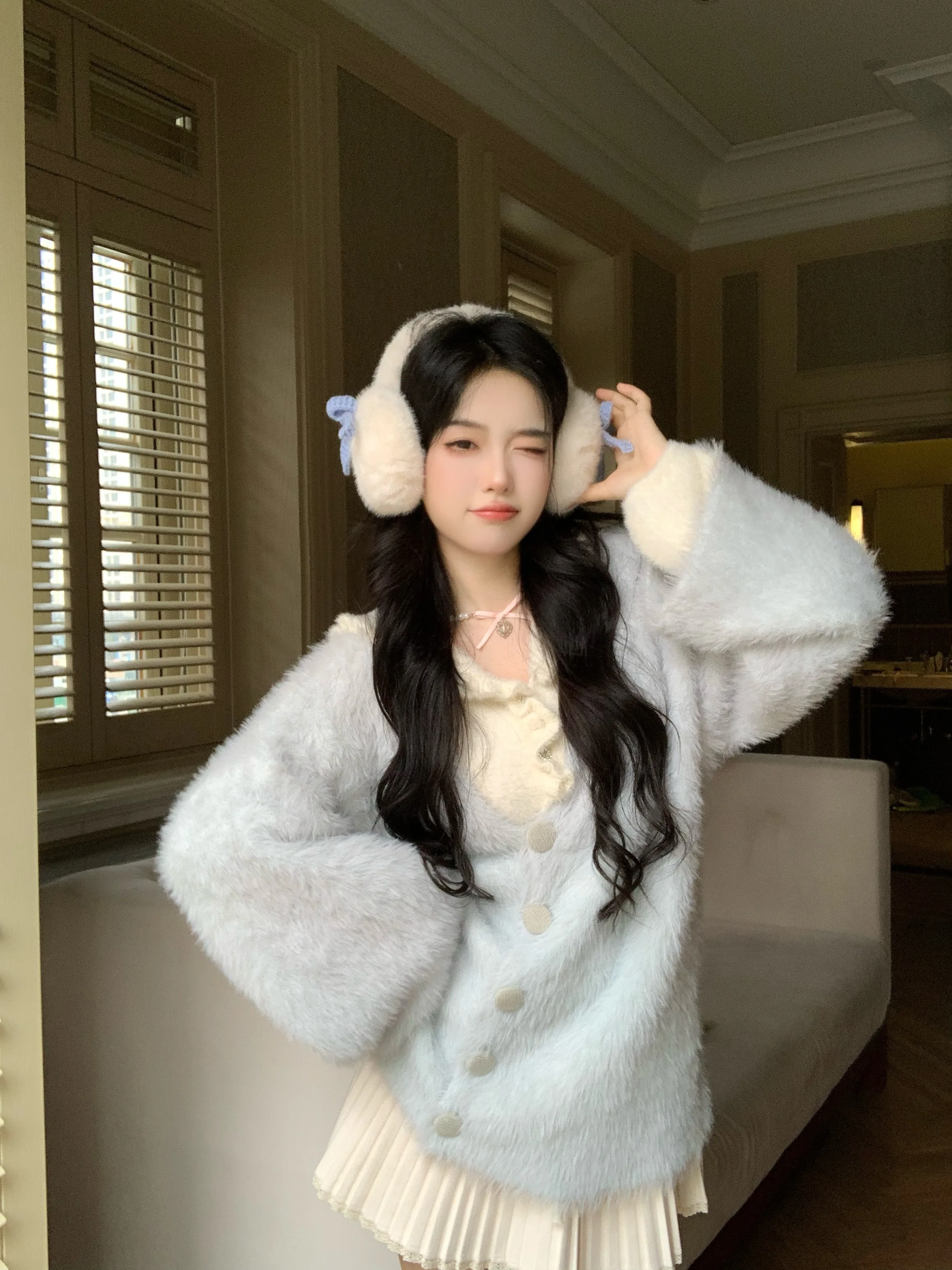 厚手のカーディガンをどう選ぶ？毛茸茸ミンクファーが通勤にも合う理由とは