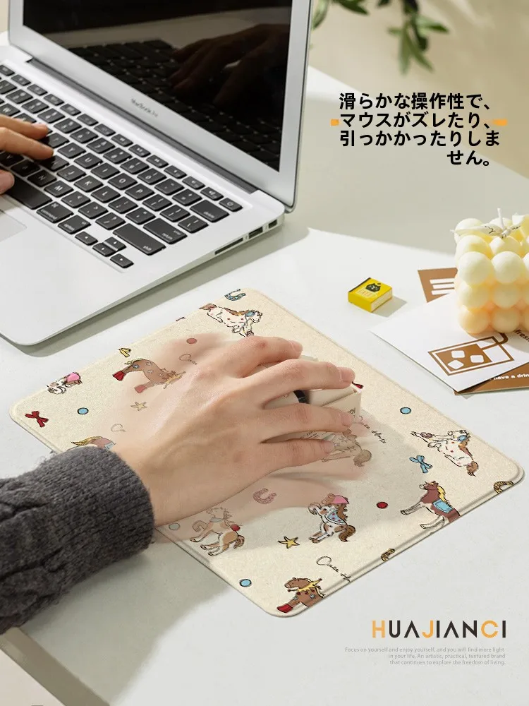 かわいい小馬デザインのハードマウスパッド：おしゃれで汚れに強いポータブルオフィスアクセサリー