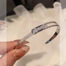 華やかなデザインのハンドブレスレット【シンプルで上品・レディース用】