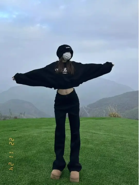 黒のハイウエストストレートデニムパンツ【大きいサイズ・スリムフィット・レディース】（セットアップ対応）