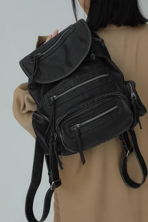 ヴィンテージ風ジッパーポケット付きリュックサック【レザー製・カジュアル用・小型】