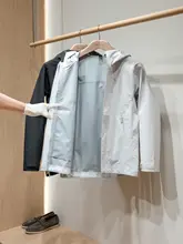 アウトドア用軽量薄手フード付きジャケット【防水・防風・防寒機能】