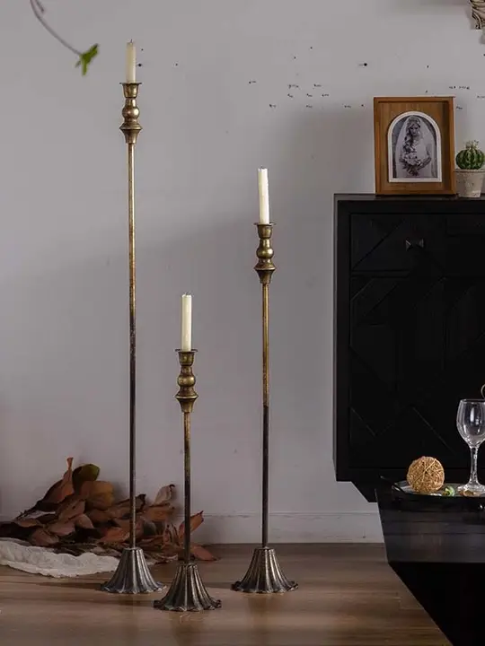 ワビサビ風のビンテージ調金色アイアンキャンドルスタンド【フロアランプ・大サイズ・雰囲気作りのデコレーション】
