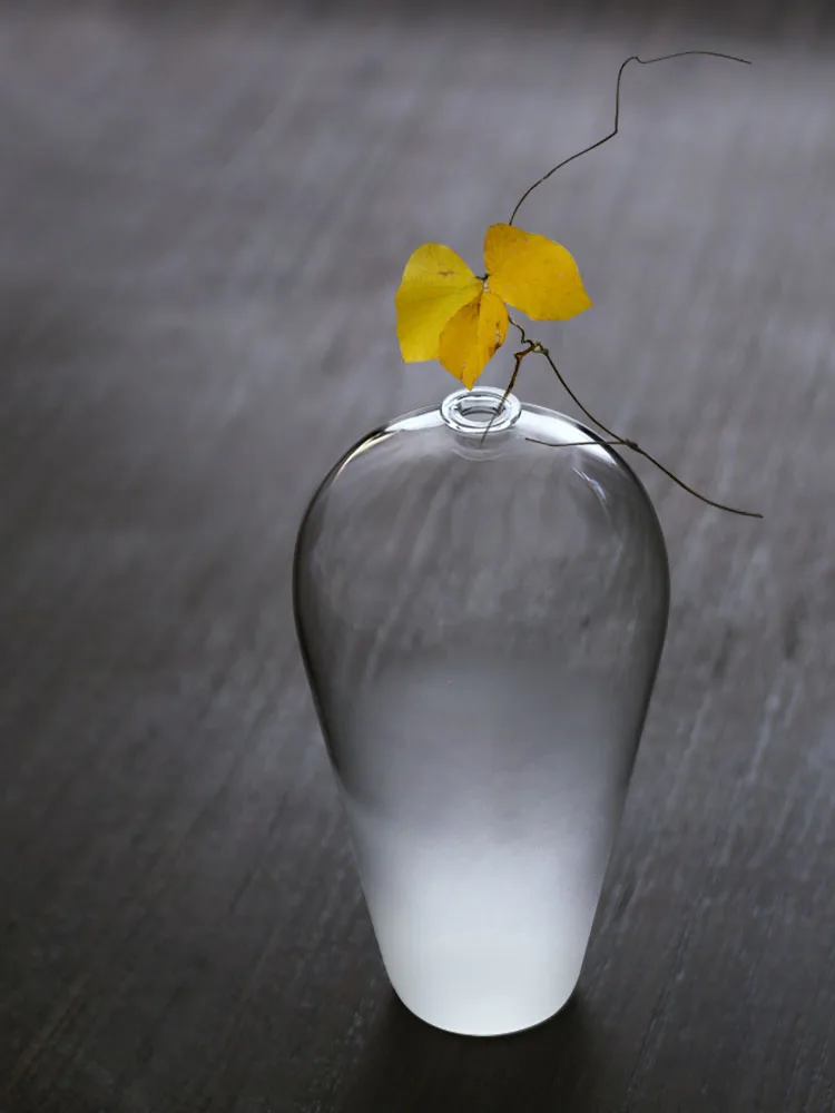一輪挿し 花瓶の選び方：禅のテイストが漂うガラス花瓶の実用性とシーン別ガイド