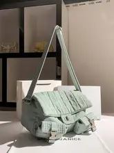 春季にぴったりの淡いグリーンのショルダーバッグ【通勤用・シンプルデザイン】
