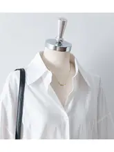 デザイン性のあるバックボタン白色シャツ【長袖・ルーズフィット・女性用】