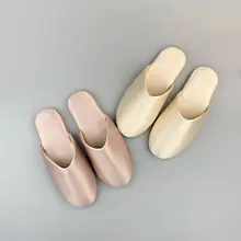 サテン素材のオープントゥスリッパ【高級感・防滑・カジュアル】