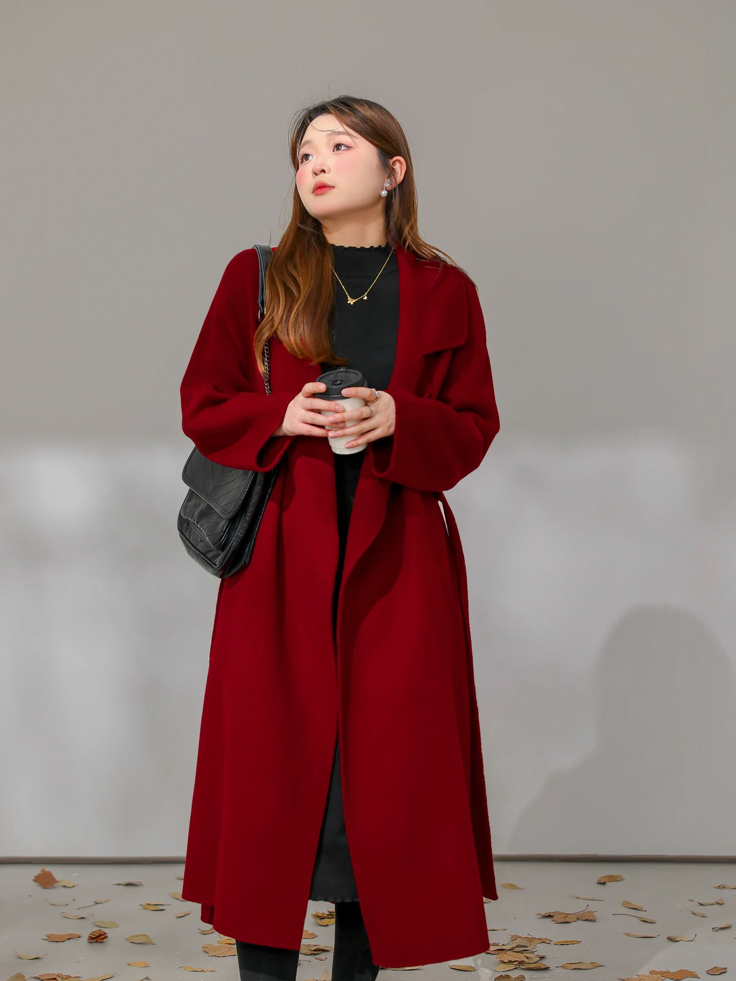 赤いダブルフェイスウールコートは、冬のファッションにどんな影響を与えるのか？